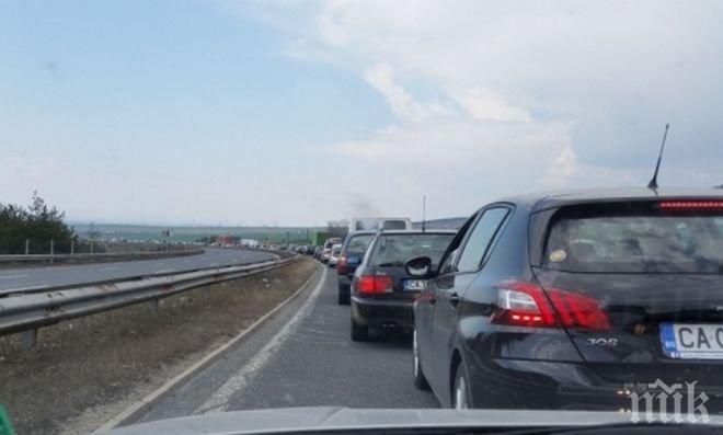 Транспортен ад! Хиляди коли блокираха движението за Северното и Южното Черноморие