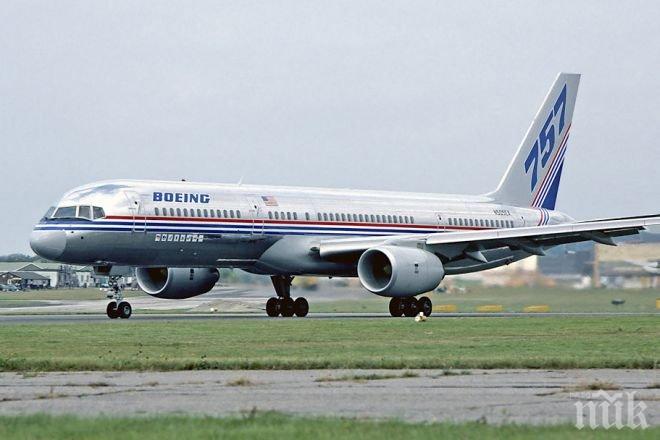 Повреден Боинг кацна с един двигател в Санкт Петербург