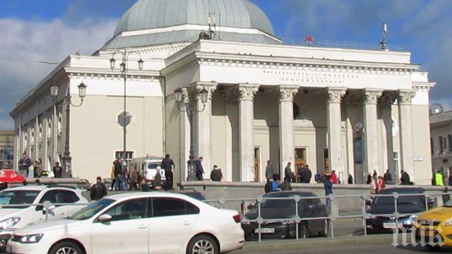 ШОК В МОСКВА! Полиция изхвърли припаднал пътник от метрото, той почина