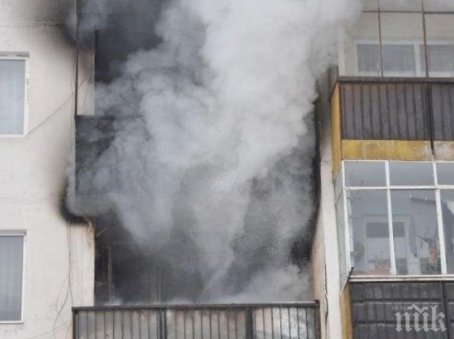 От последните минути! Пожар избухна в жилище във Варна, има пострадал