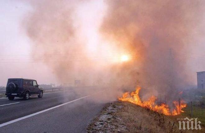 ИЗВЪНРЕДНО! Огромен пожар бушува на магистралата между Пловдив и Чирпан (ВИДЕО)