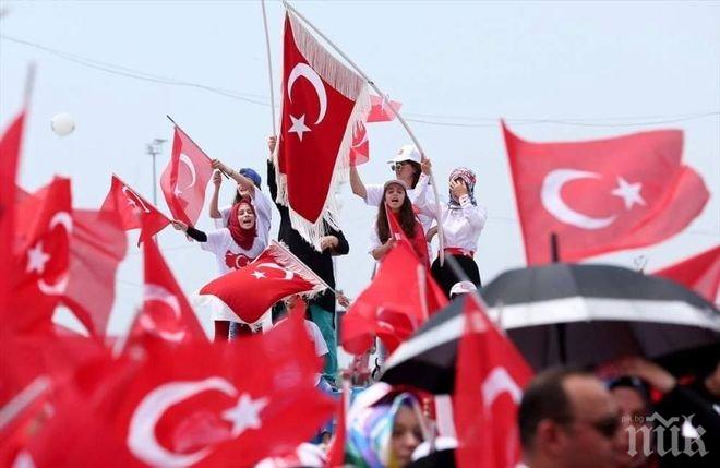Български политик подкрепи Ердоган на митинга в Истанбул (СНИМКИ)