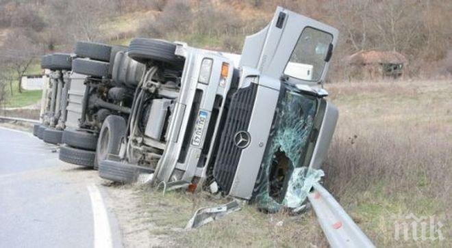 Аварирал ТИР затапи движението по АМ Хемус