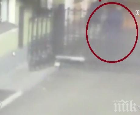 ПЪЛНИ КРЕТЕНИ! Крадци похитиха огромна статуя на известен скулптор в Москва, но пропуснаха, че ги дебнат камери (ВИДЕО)