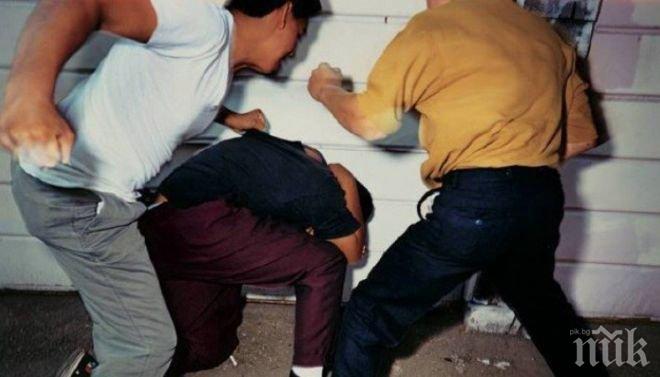 Трима пребиха мъж и му задигнаха близо 2 бона