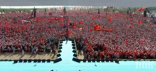 И турските националисти приветстваха съпротивата срещу опита за преврат