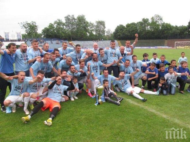 Всички футболисти на Дунав на линия за мача с Пирин