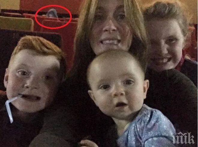 Жена си направи селфи с децата, вижте какво се появи на снимката ...