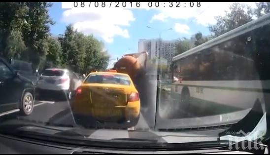Московчани в шок! Взриви се цистерна с мръсотии насред столицата (ВИДЕО)