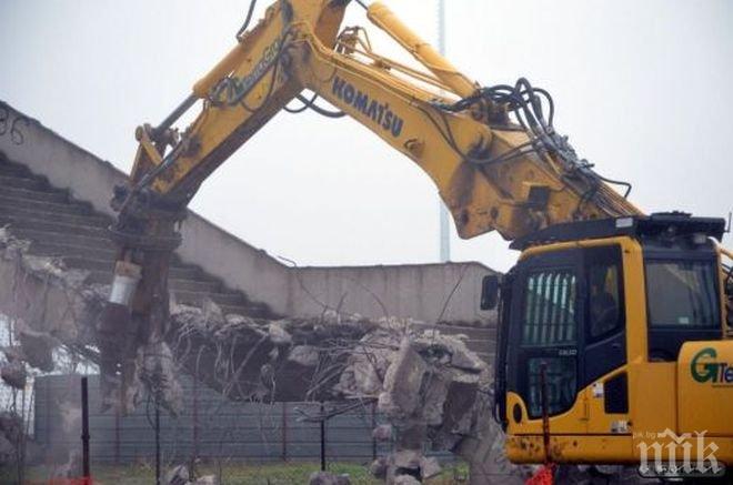 ПИК TV: Багер пропадна в центъра на София