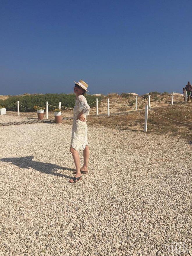 ПЪРВО В ПИК! Хубавото Наде лъсна по дантели, отмаря от преврата (СНИМКА)