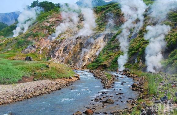 Заложници на лошото време! 75 туристи блокирани в Долината на гейзерите