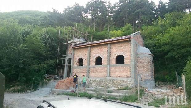 Свещеник търси 70 бона за довършване на храм