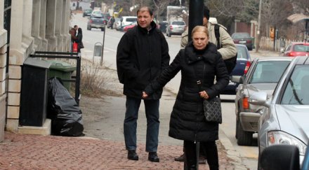 бабата дядото лара утешават майка