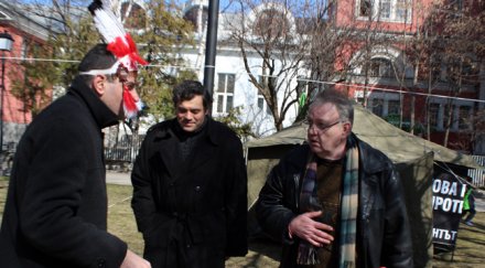 палатковият лагер стига депутатско високомерие