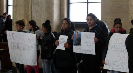 десетки роми обсадиха съдебната палата заради убийство крадец снимки