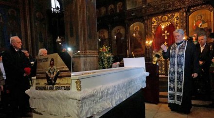 пламен положен бял закрит ковчег снимки