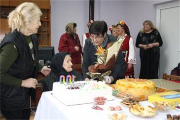 бойко 100 годишна фенка