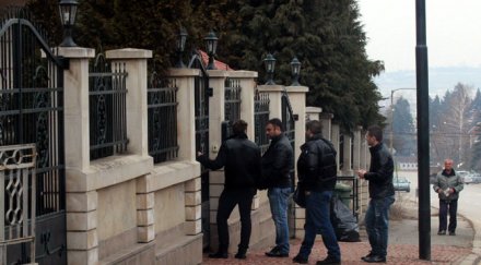 гардове кръжат около къщата брендо гледат лошо