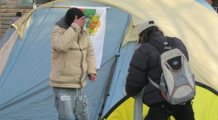 деветима нощуваха лагера парламента