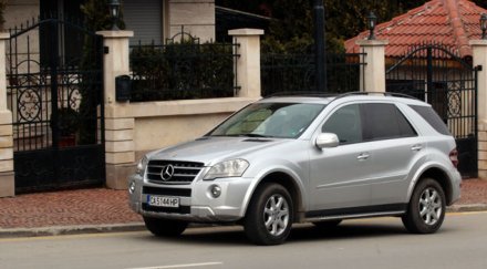 мъж качулка внесе храна дома брендо