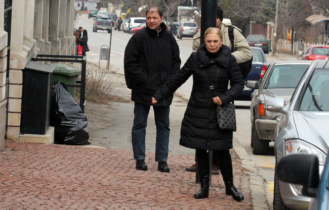 Бабата и дядото на Лара утешават майка й