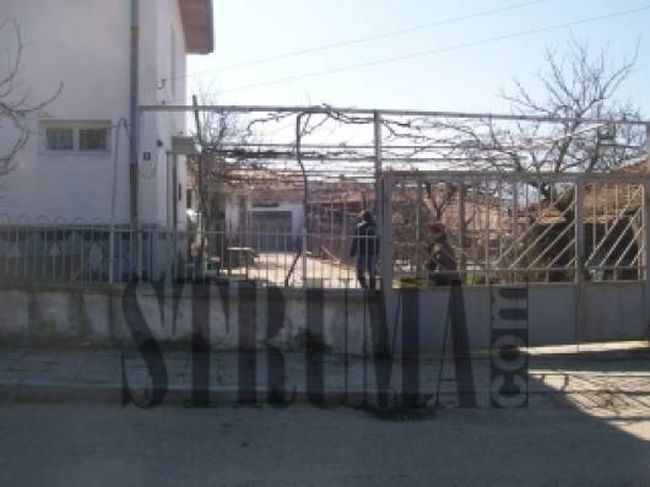 Погребват момичето, натровило се с течност за чистачки, на рождения й ден