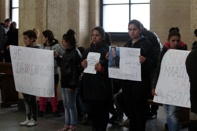 Десетки роми обсадиха Съдебната палата заради убийство на крадец (Снимки)