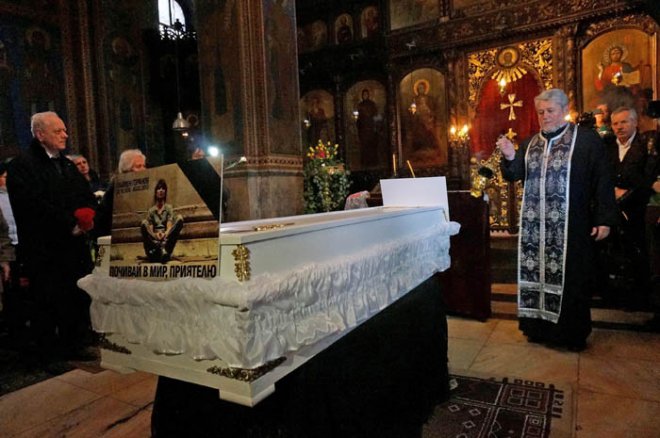 Пламен положен в бял закрит ковчег (Снимки)