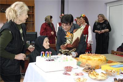 Бойко със 100-годишна фенка