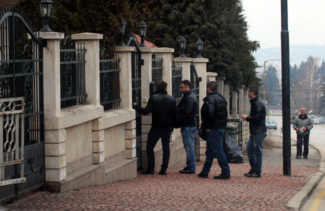 Гардове кръжат около къщата на Брендо и гледат лошо