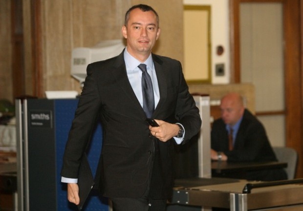 Скандален клип на Николай Младенов: Пренесох чанта с пари през границата незаконно (видео)