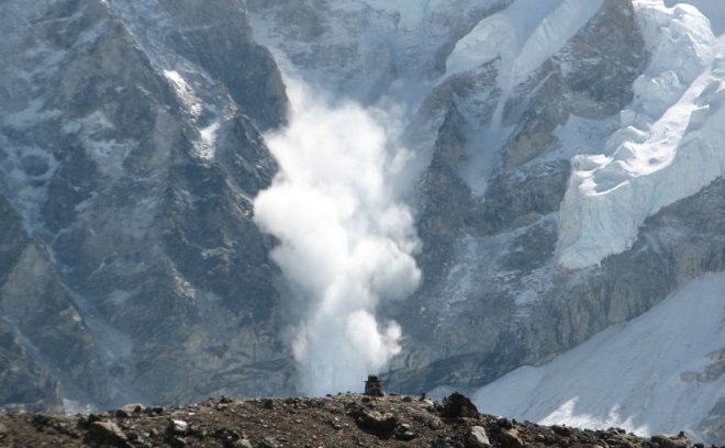 Лавина затрупа младежи в Сибир