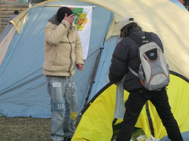 Деветима нощуваха в лагера до парламента 