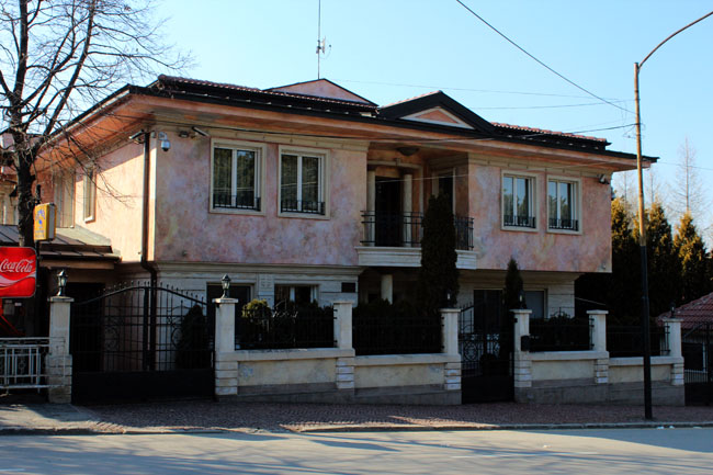 Жената на Брендо се заключи у дома, пазена от гардове (Снимки)