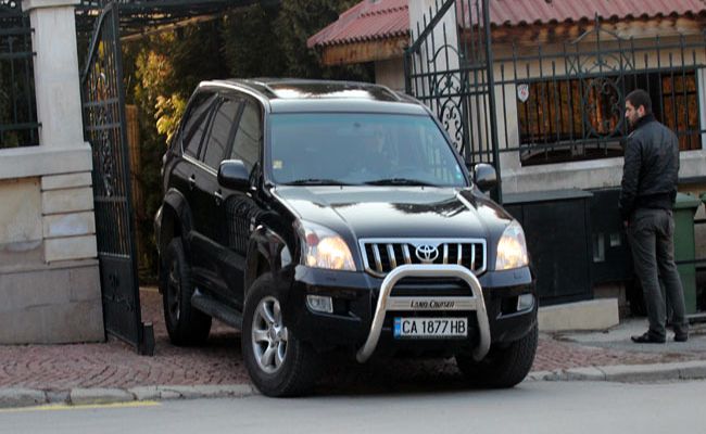 Изведоха бившата на Брендо от дома й, крият я на сигурно място (Снимки)