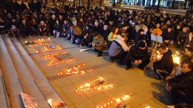 Трупат грамада от камъни пред Община-Варна заради смъртта на Пламен