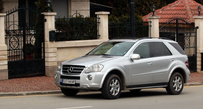 Мъж с качулка внесе храна в дома на Брендо