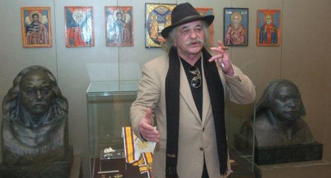 Легендарният Боян Радев дари 10 икони на НИМ