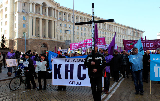 Протестът на миньорите зачерни ДКЕВР с въглища