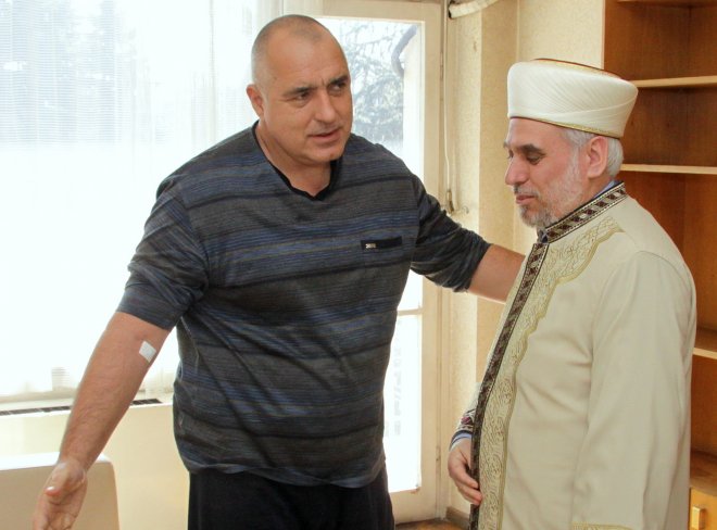 Четат Корана на болния премиер, за да го избавят от прокоба (Снимки)