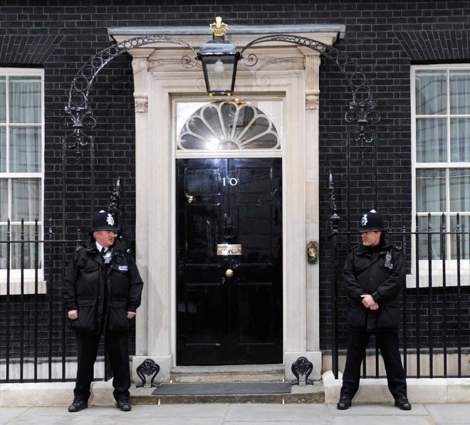 Задържаха мъж с нож пред дома на британския премиер 