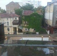 ПОРОЙ УДАВИ СОФИЯ! Дъжд се лее като из ведро (СНИМКИ)