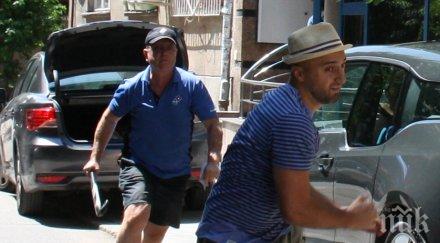 скандал пик пица доминос гузно мълчи бияча доставчик скриха казват уволнен мъжът бухалката снимки