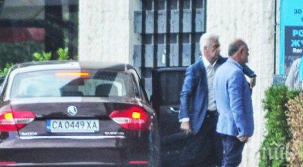 фото бомба пик ретро волен подмина ген атанасов уличен прошляк уникална среща двамата политици папарашки снимки