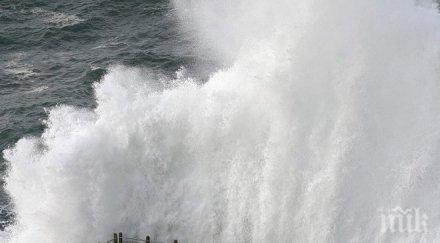 вълна отнесе четирима младежи докато правят селфи