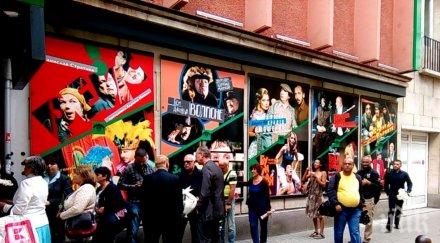 първо пик докараха ковчега тялото големия актьор никола анастасов поклонението сатирата театъра трупат венци снимки