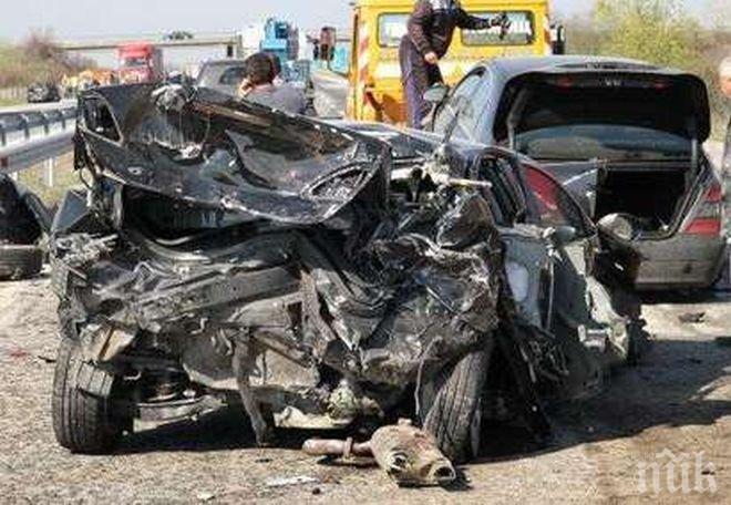 Страшен удар с БМВ и Лада в Ришкия проход, мъж бере душа в болница