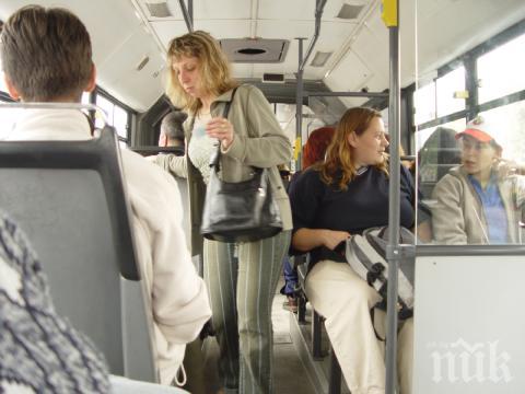 Скандално! Кондукторка дърпа фас в рейса