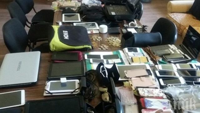 ШОКИРАЩО! 17-годишно бременно момиче и 9-годишната й сестра крадат по плажовете